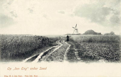 14541 Gezicht op een zandpad en akkers met gewassen op de Eng te Soest; met op de achtergrond de korenmolen De Windhond.